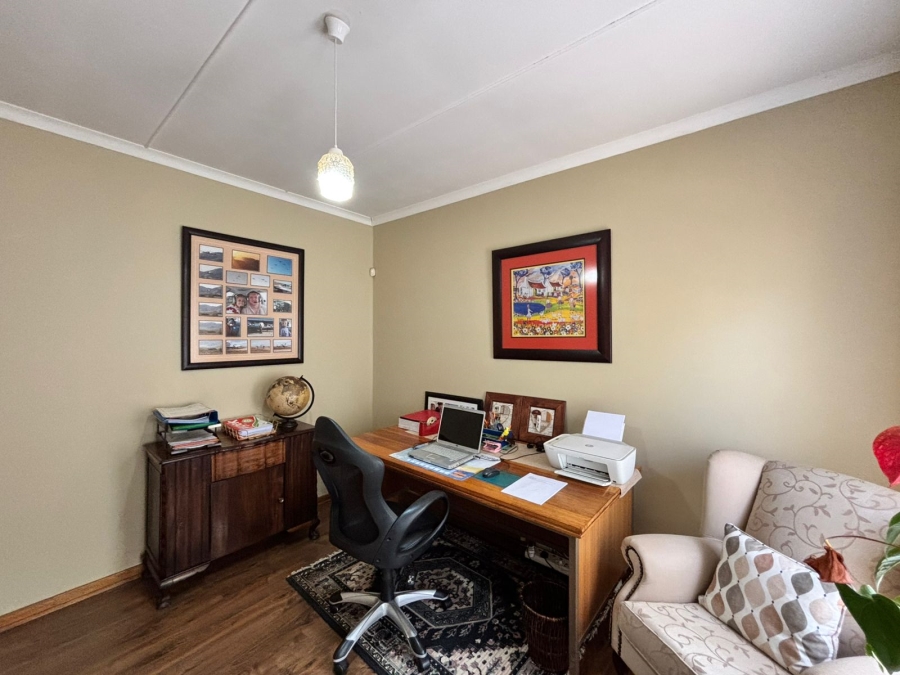 6 Bedroom Property for Sale in Flamwood North West